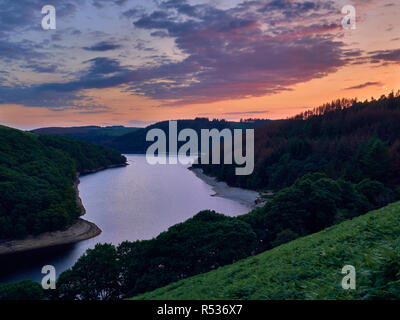 Llyn Brianne Behälter bei Sonnenuntergang. Gebaut, um den Fluss Towy in den Cambrian Mountains Mid Wales zu regulieren. Eine touristische Attraktion alle Outdoor Enthusiasten. Stockfoto