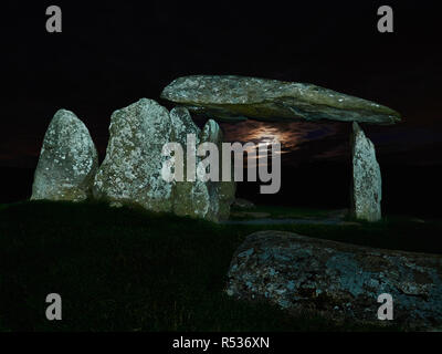 Pentre Ifan Grabkammer (3500 v. Chr.) am Untergang. In der Preseli Hills Pembrokeshire gelegen ist es die größte neolithische Grabkammer in Wales, Großbritannien. Stockfoto