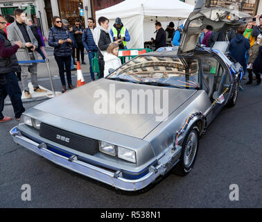 Drei Viertel Vorderansicht des DeLorean Time Machine aus der Zurück in die Zukunft Filme, die auf der 2018 Regents Street Motor Show Stockfoto