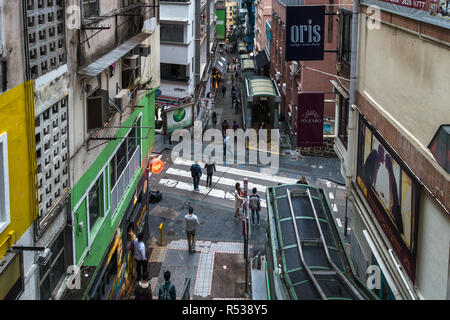 Blick auf den Central - Mid-Levels Escalator in Soho Street, einem Gebiet von Hongkong populär für Nachtleben mit vielen Bars und Restaurants und Kunstgalerien. Stockfoto