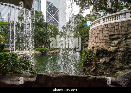 Malerische Aussicht auf Hong Kong Park hinter dem Wasserfall Stockfoto
