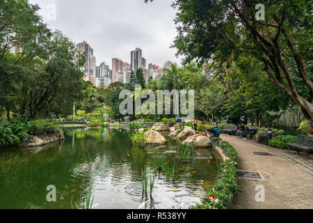 Hong Kong Park ist eine grüne und entspannende Oase durch die Wolkenkratzer von Mittel- und Admiralty Geschäftsviertel umgeben. Hong Kong, Januar 2018 Stockfoto