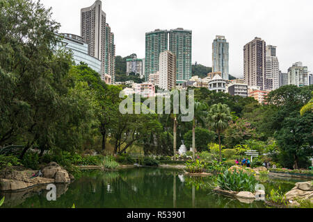 Hong Kong Park ist eine grüne und entspannende Oase durch die Wolkenkratzer von Mittel- und Admiralty Geschäftsviertel umgeben. Hong Kong, Januar 2018 Stockfoto