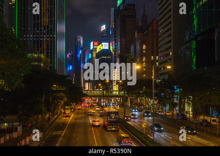 Bei Nacht Wolkenkratzer auf Gloucester Road, eine der belebtesten Straßen in Wan Chai. Hong Kong, Januar 2018 Stockfoto