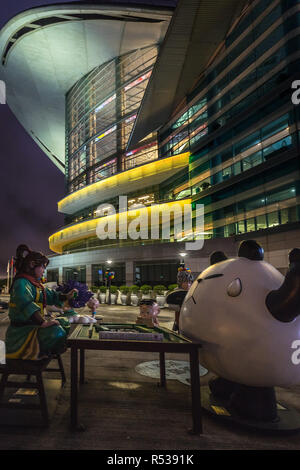 Nacht Blick auf anime und Comic Charakter lebensgroßen Statuen in der Nähe von Hong Kong Veranstaltungs- und Ausstellungszentrum. Hong Kong, Wan Chai, Januar 2018 Stockfoto