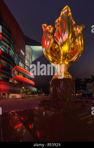 Nacht Blick auf die Golden Bauhinia Skulptur, dem Wahrzeichen von Hong Kong Flagge. Es wurde gebaut, um die Übergabe 1997 von Großbritannien an China zu markieren Stockfoto