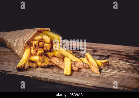 Pommes frites Pommes Frites auf Holz dunkel Stockfoto