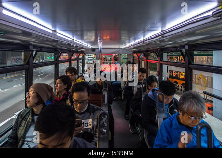 Menschen auf dem oberen Deck der doppelstöckigen Tram (auch als Ding Ding bekannt). Hong Kong, Januar 2018 Stockfoto