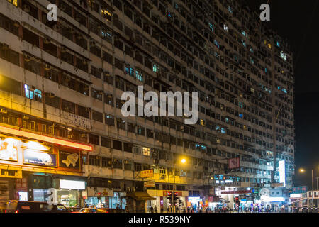 Nacht Blick auf Montane Herrenhaus aus King's Road, einem berühmten laufen - Dow und überfüllten Gebäude von Transformers Movie, Hongkong, Quarry Bay Stockfoto