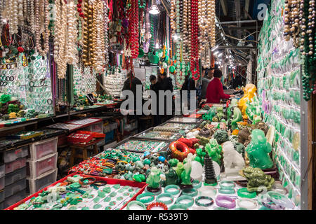 In Hongkong Jade Markt gibt es viele Stände, die alle Arten von Jade, Perlen, Halbedelsteine. Hong Kong, Kowloon, Yau Ma Tei, Januar 2018 Stockfoto