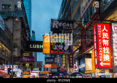 Nahaufnahme von Neon-beleuchtete Schilder in Mong Kok. Hong Kong, Kowloon, Januar 2018 Stockfoto
