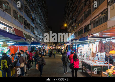 Nachtansicht von Fa Yuen Street Market in Mong Kok, sehr beliebt für billige Kleidung Stände und Läden. Hong Kong, Kowloon, Januar 2018 Stockfoto