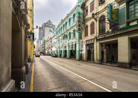 Straße in der Nähe von Macau Senado Platz, mit markanten portugiesischen Baustil. Macau, Januar 2018 Stockfoto