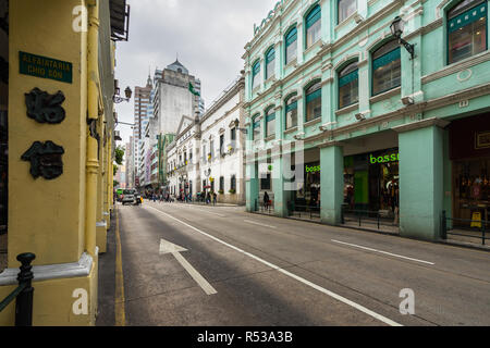 Straße in der Nähe von Macau Senado Platz, mit markanten portugiesischen Baustil. Macau, Januar 2018 Stockfoto