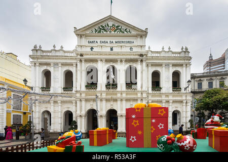 Santa Casa da Misericordia (Heilige Haus der Barmherzigkeit von Macau) ist eines der historischen Gebäude im Senado Platz, hier mit Weihnachtsschmuck, Macau Stockfoto