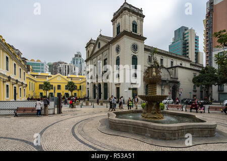Largo da Sé in Macau mit Dom der Geburt Mariens und Bishop's Haus auf der linken Seite. Macau, Januar 2018 Stockfoto
