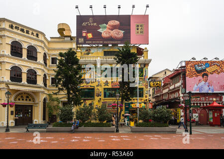 Eingang in die Rua da Cunha, der Hauptstraße von Taipa Village und beliebte Touristenattraktion mit vielen Geschäften und Restaurants. Macau, Januar 2018 Stockfoto