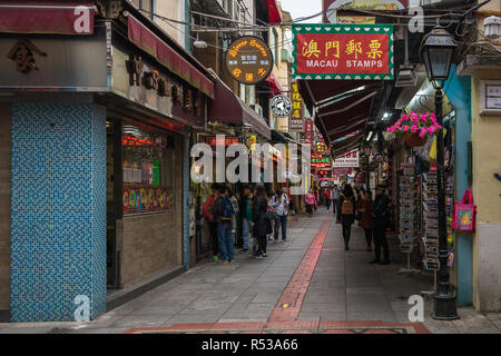 Touristen bummeln in Rua da Cunha, der Hauptstraße von Taipa Village, mit vielen Geschäften und Restaurants. Macau, Januar 2018 Stockfoto