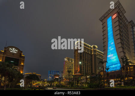 Nachtansicht der Cotai Strip, eine berühmte Straße und Touristenattraktion in Macau mit vielen Kasinos und luxuriösen Hotel. Macau, Januar 2018 Stockfoto