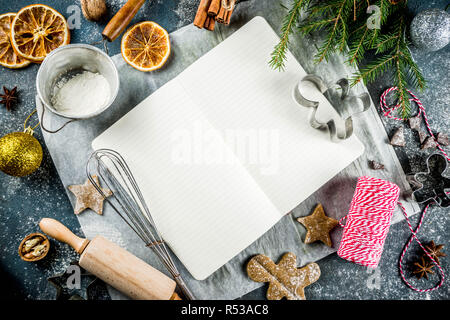 Leere Kochbuch für Weihnachten Rezepte, auf dunkelblau konkreten Hintergrund mit Zutaten für traditionelle Weihnachten Backen, Ansicht von oben kopieren Raum Stockfoto