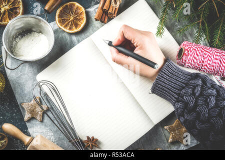 Leere Kochbuch für Weihnachten Rezepte, auf dunkelblau konkreten Hintergrund mit Zutaten für traditionelle Weihnachten Backen, Ansicht von oben kopieren Raum Stockfoto