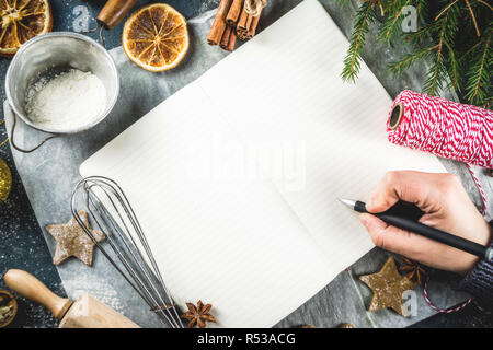 Leere Kochbuch für Weihnachten Rezepte, auf dunkelblau konkreten Hintergrund mit Zutaten für traditionelle Weihnachten Backen, Ansicht von oben kopieren Raum Stockfoto