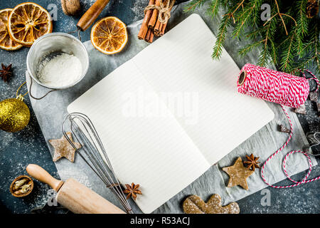 Leere Kochbuch für Weihnachten Rezepte, auf dunkelblau konkreten Hintergrund mit Zutaten für traditionelle Weihnachten Backen, Ansicht von oben kopieren Raum Stockfoto