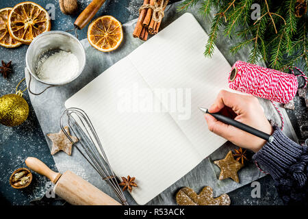 Leere Kochbuch für Weihnachten Rezepte, auf dunkelblau konkreten Hintergrund mit Zutaten für traditionelle Weihnachten Backen, Ansicht von oben kopieren Raum Stockfoto