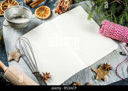Leere Kochbuch für Weihnachten Rezepte, auf dunkelblau konkreten Hintergrund mit Zutaten für traditionelle Weihnachten Backen, Ansicht von oben kopieren Raum Stockfoto