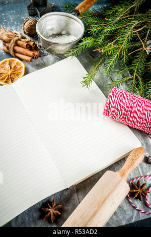 Leere Kochbuch für Weihnachten Rezepte, auf dunkelblau konkreten Hintergrund mit Zutaten für traditionelle Weihnachten Backen, Ansicht von oben kopieren Raum Stockfoto