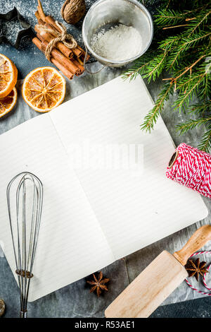 Leere Kochbuch für Weihnachten Rezepte, auf dunkelblau konkreten Hintergrund mit Zutaten für traditionelle Weihnachten Backen, Ansicht von oben kopieren Raum Stockfoto