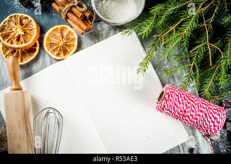 Leere Kochbuch für Weihnachten Rezepte, auf dunkelblau konkreten Hintergrund mit Zutaten für traditionelle Weihnachten Backen, Ansicht von oben kopieren Raum Stockfoto