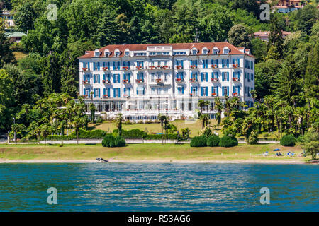 Lido Palace Hotel. Dieses vornehme Hotel aus dem 19. Jahrhundert mit Blick auf den Lago Maggiore und die Borromäischen Inseln ist 11 Gehminuten vom Fährhafen Baveno. Stockfoto