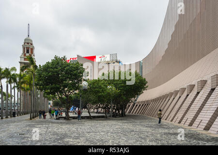 Hong Kong Cultural Centre und Uhrturm. Hong Kong, Kowloon, Tsim Sha Tsui, Januar 2018 Stockfoto