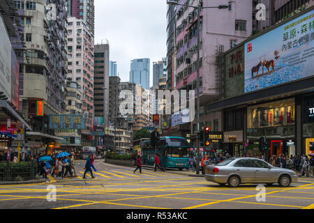 Städtische Landschaft an der belebten Kreuzung der Nathan Road und Jordanien Straße. Hong Kong, Kowloon, Januar 2018 Stockfoto