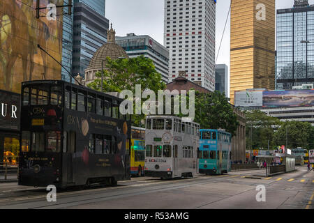 Reihe der typischen Hong Kong doppelstöckigen Straßenbahnen, auch als Ding Ding in Statue Square bekannt. Hong Kong, Zentrale, Januar 2018 Stockfoto