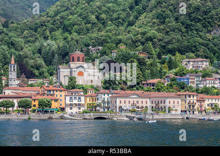 Laveno, Italien, 6. Juli 2013: Blick auf Sant' Ambrogio Kirche oberhalb der Stadt. Stockfoto