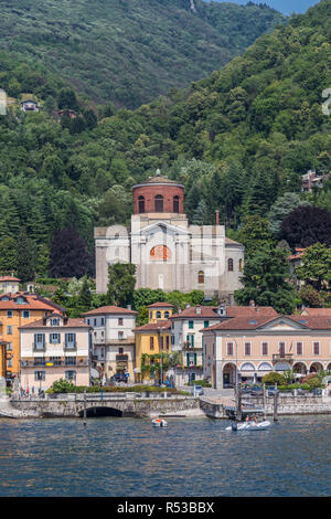 Laveno, Italien, 6. Juli 2013: Blick auf Sant' Ambrogio Kirche oberhalb der Stadt. Stockfoto