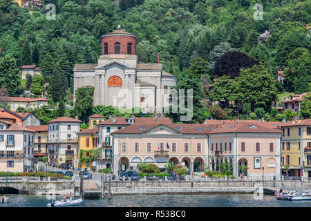 Laveno, Italien, 6. Juli 2013: Blick auf Sant' Ambrogio Kirche oberhalb der Stadt. Stockfoto