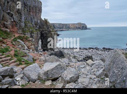 St. Govan's Kopf, Pembrokehsire, Wales. Die Kapelle von St. Govan genommen Stockfoto