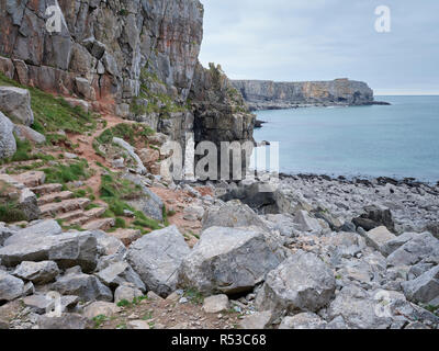 St. Govan's Kopf, Pembrokehsire, Wales. Die Kapelle von St. Govan genommen Stockfoto