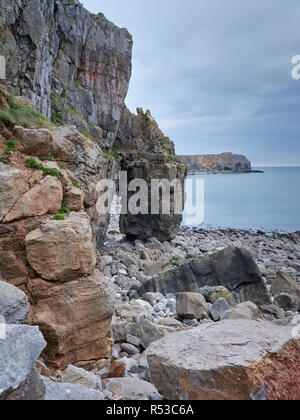 St. Govan's Kopf, Pembrokehsire, Wales. Die Kapelle von St. Govan genommen Stockfoto