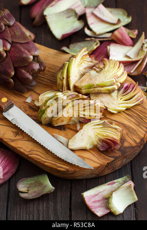 Römische Artischocken auf einem Holzbrett Stockfoto