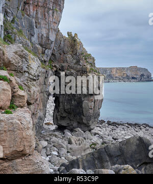 St. Govan's Kopf, Pembrokehsire, Wales. Die Kapelle von St. Govan genommen Stockfoto