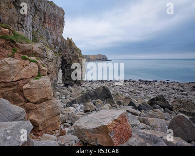 St. Govan's Kopf, Pembrokehsire, Wales. Die Kapelle von St. Govan genommen Stockfoto