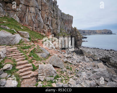 St. Govan's Kopf, Pembrokehsire, Wales. Die Kapelle von St. Govan genommen Stockfoto