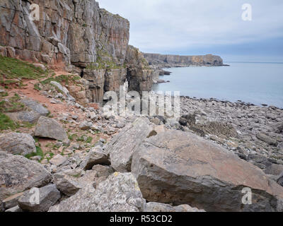 St. Govan's Kopf, Pembrokehsire, Wales. Die Kapelle von St. Govan genommen Stockfoto