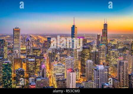 Chicago, Illinois, USA Downtown Skyline von oben in der Abenddämmerung. Stockfoto