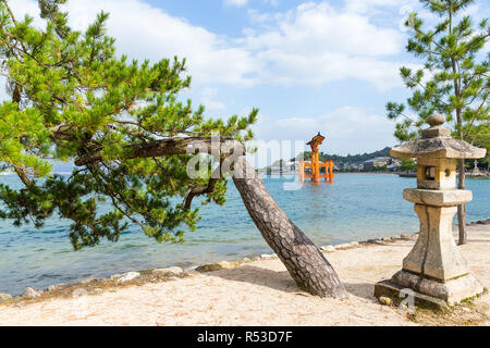 Schwimmende Torii Tor vor der Küste der Insel Miyajima Stockfoto