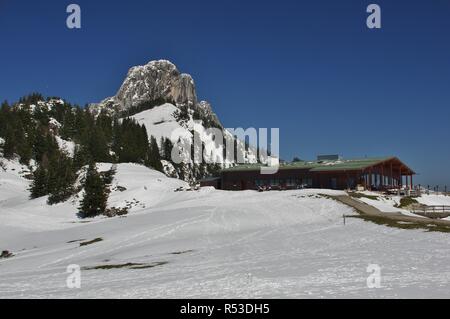 Blick auf die Sonnen-Alm und der Westen Gipfel der Kampenwand, chiemgau, Oberbayern, Süddeutschland Stockfoto